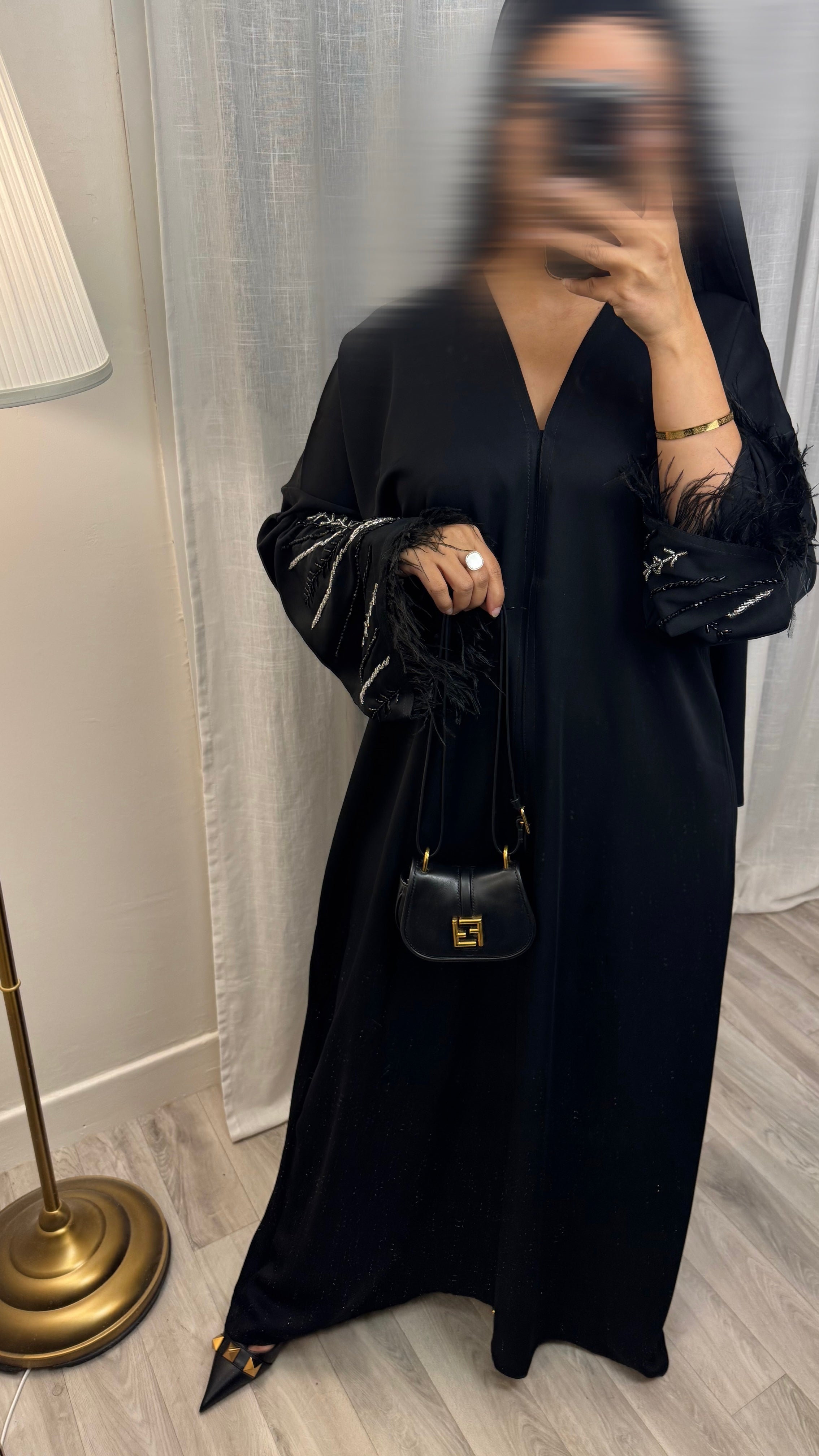 Abaya à plumes et perles noir argentées