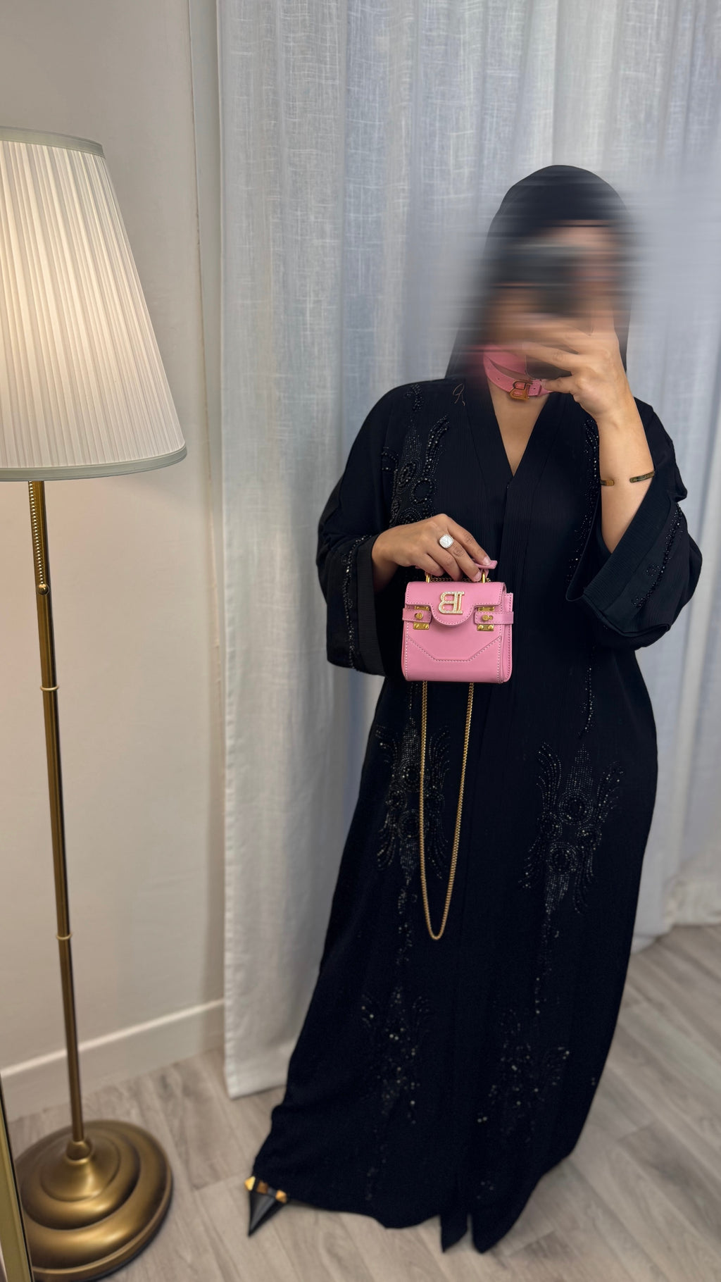 Abaya noire perlée à tissus plissé